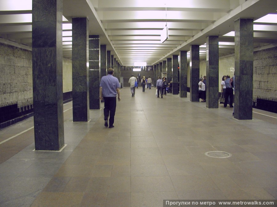 Станция Щёлковская (Арбатско-Покровская линия, Москва). Продольный вид центрального зала. Историческое фото 2002 года, на заднем плане виден фрагмент демонтируемой керамической облицовки.