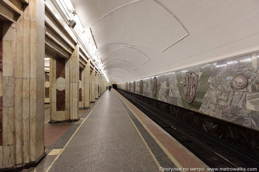 Станция Семёновская (Арбатско-Покровская линия, Москва). Боковой зал станции и посадочная платформа, общий вид.