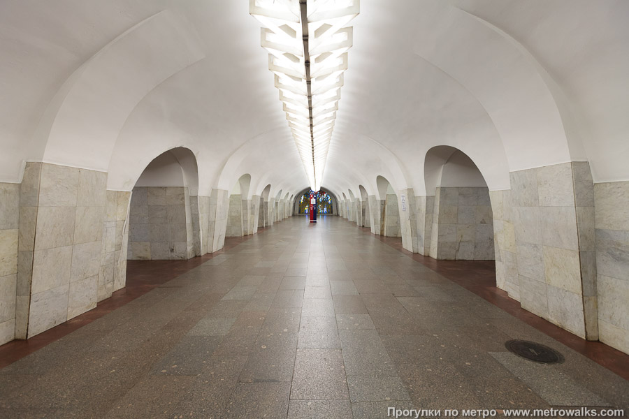 Станция Шаболовская (Калужско-Рижская линия, Москва). Центральный зал станции, вид вдоль от входа в сторону глухого торца.