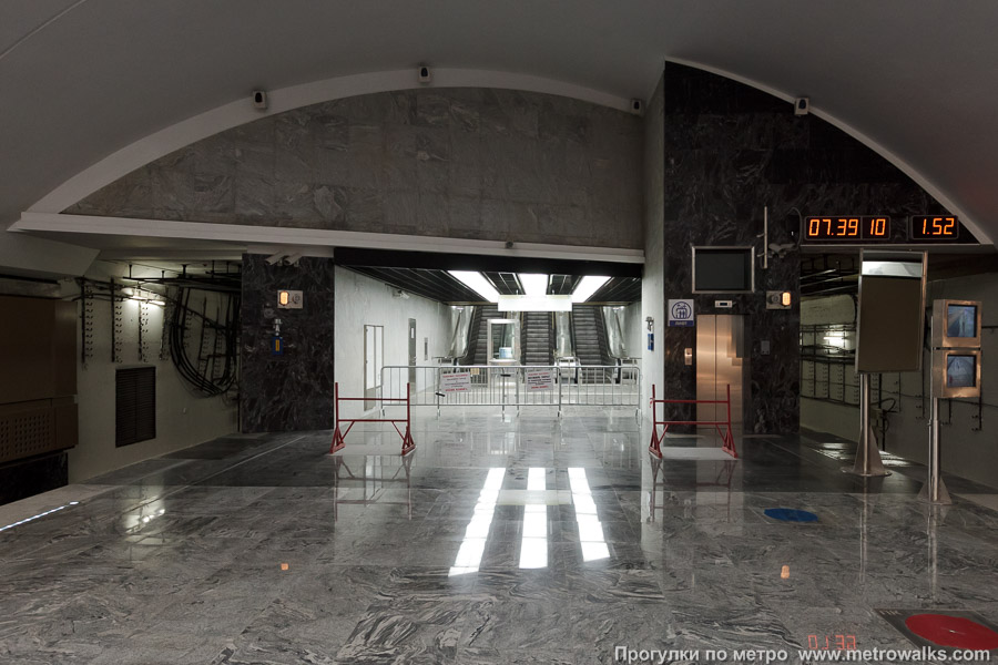 Станция Шипиловская (Люблинско-Дмитровская линия, Москва). Выход в город, эскалаторы начинаются прямо с уровня платформы.