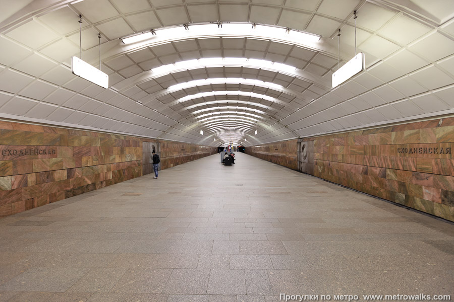 Станция Сходненская (Таганско-Краснопресненская линия, Москва). Продольный вид по оси станции.