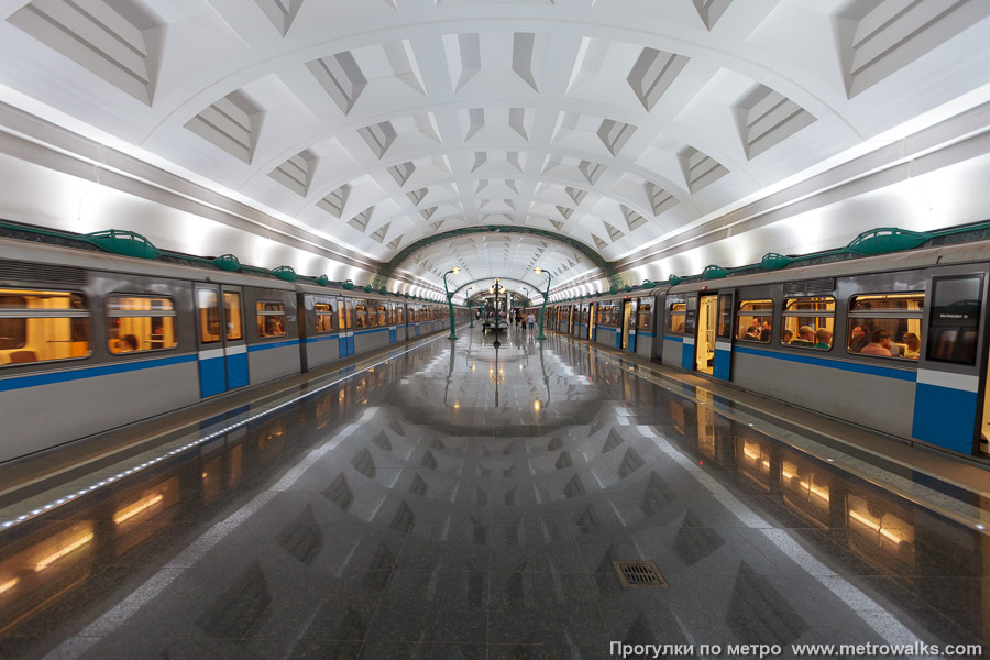 Станция Славянский бульвар (Арбатско-Покровская линия, Москва). Продольный вид по оси станции. С поездами «Русич».