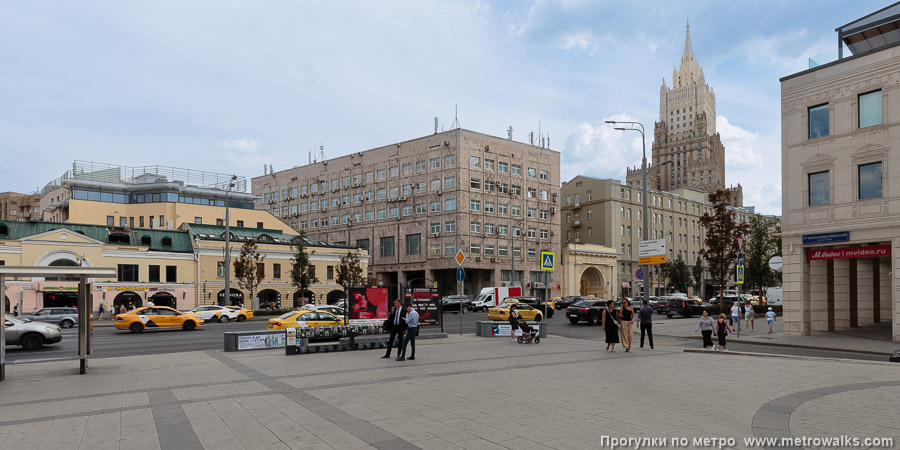 Станция Смоленская (Арбатско-Покровская линия, Москва). Общий вид окрестностей станции. Вид от входа на станцию Филёвской линии в сторону станции Арбатско-Покровской линии.
