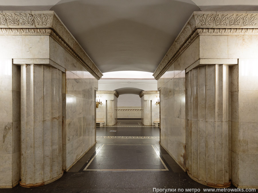 Станция Смоленская (Арбатско-Покровская линия, Москва). Сквозной вид с края платформы через два прохода между пилонами.