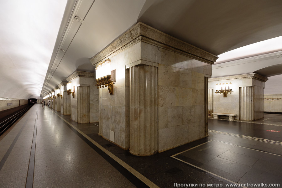 Станция Смоленская (Арбатско-Покровская линия, Москва). Вид на пилоны со стороны края платформы.