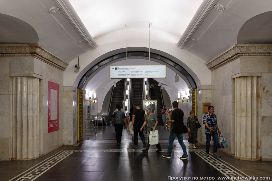 Станция Смоленская (Арбатско-Покровская линия, Москва). Выход в город, эскалаторы начинаются прямо с уровня платформы.