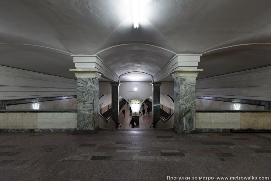 Станция Сокол (Замоскворецкая линия, Москва). Спуск на станцию по лестнице.