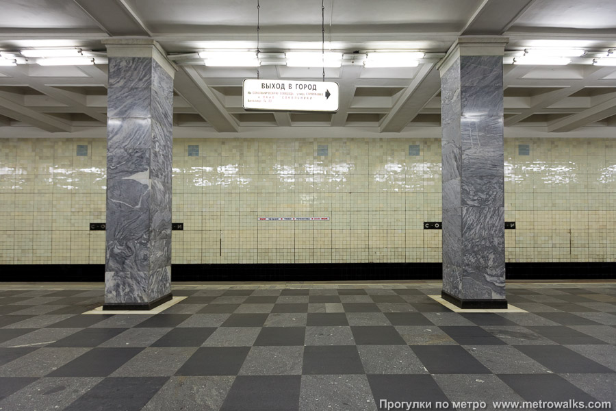 Станция Сокольники (Сокольническая линия, Москва). Поперечный вид, проходы между колоннами из центрального зала на платформу.