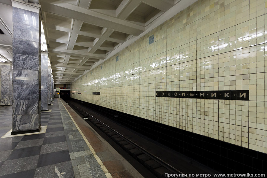 Станция Сокольники (Сокольническая линия, Москва). Боковой зал станции и посадочная платформа, общий вид.