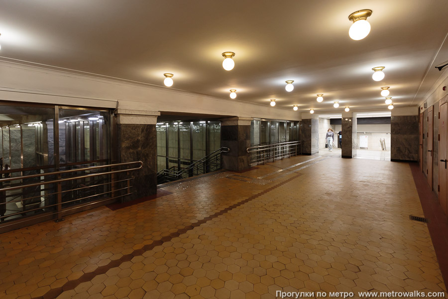Станция Сокольники (Сокольническая линия, Москва). Переход между Большой кольцевой и Сокольнической линиями — длинный и с большим количеством лестниц. Примыкание к старой станции.