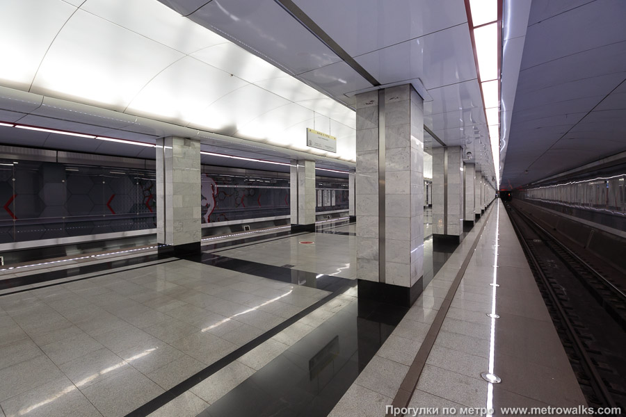 Станция Спартак (Таганско-Краснопресненская линия, Москва). Вид с края платформы по диагонали на противоположную сторону сквозь центральный зал.