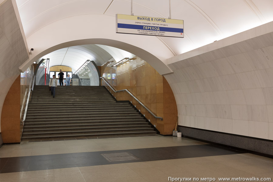 Станция Сретенский бульвар (Люблинско-Дмитровская линия, Москва). В торце, противоположном от выхода в город — переход на станцию Чистые пруды Сокольнической линии.