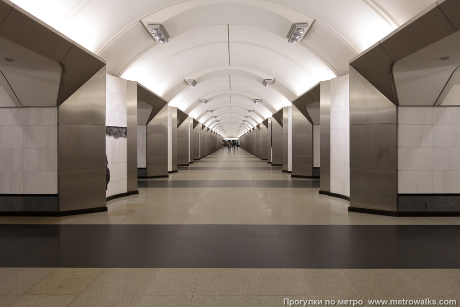 Станция Сретенский бульвар (Люблинско-Дмитровская линия, Москва). Продольный вид центрального зала.