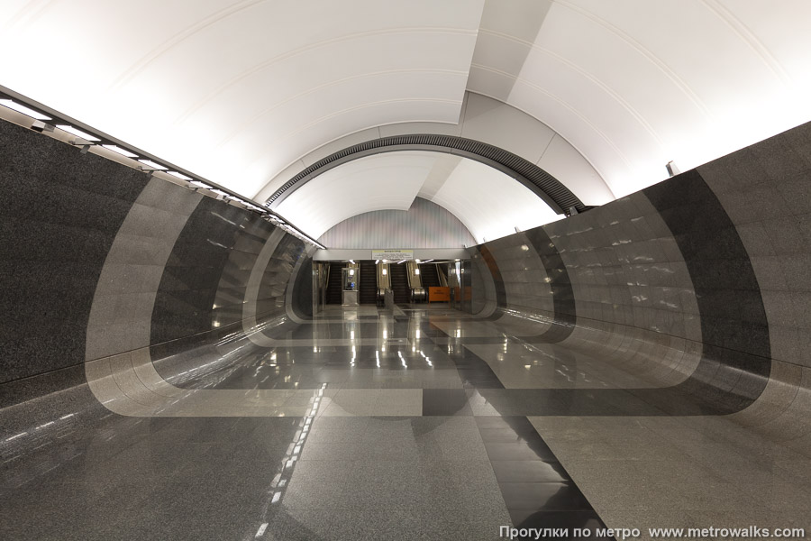 Станция Сретенский бульвар (Люблинско-Дмитровская линия, Москва). Переходный коридор к эскалаторам. Необычна форма стен, плавно закругляющихся к полу без образования острого угла.