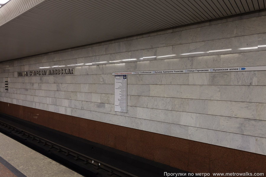Станция Улица Старокачаловская (Бутовская линия, Москва). Схема линии на путевой стене. Историческое фото: когда станция была конечной, поезда отправлялись с этого пути в неправильном направлении, поэтому схема висит “наоборот”.
