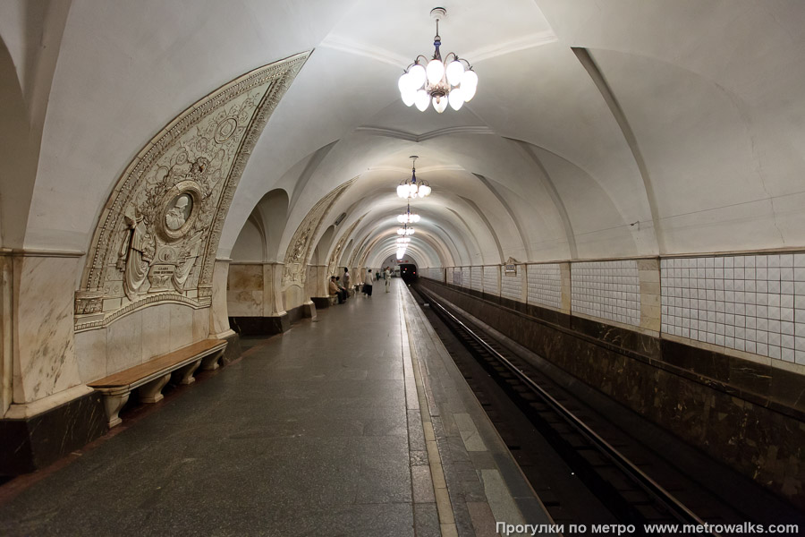 Станция Таганская (Кольцевая линия, Москва). Боковой зал станции и посадочная платформа, общий вид.