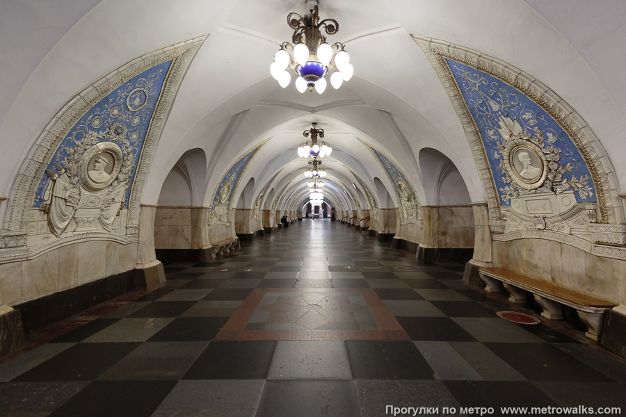 Станция Таганская (Кольцевая линия, Москва). Продольный вид центрального зала.