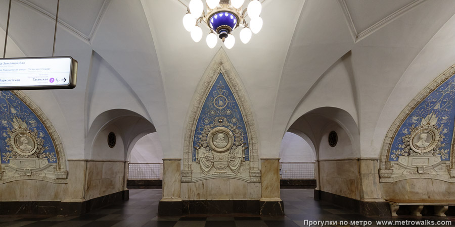 Станция Таганская (Кольцевая линия, Москва). Поперечный вид, проходы между пилонами из центрального зала на платформу. Ракурс с пилоном посередине.