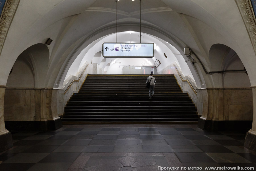 Станция Таганская (Кольцевая линия, Москва). В юго-западном торце, противоположном от выхода, переход на одноимённую станцию Таганско-Краснопресненской линии. Здесь была скульптурная композиция со Сталиным, и именно сюда обращены все лица на барельефах.