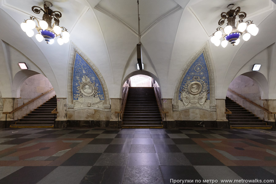 Станция Таганская (Кольцевая линия, Москва). В центре зала — переход на станцию Марксистскую Калининской линии.