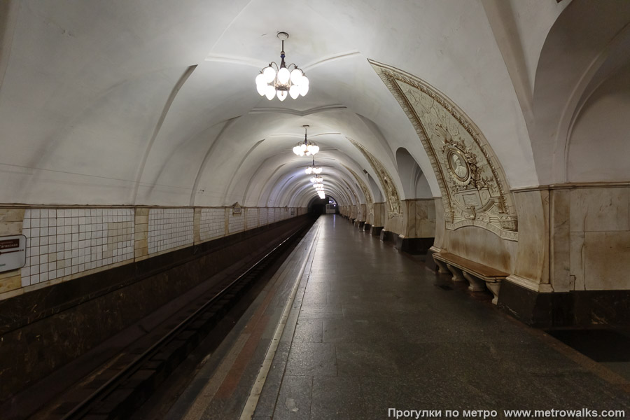 Станция Таганская (Кольцевая линия, Москва). Боковой зал станции и посадочная платформа, общий вид.
