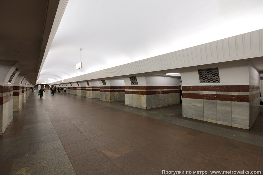 Станция Таганская (Таганско-Краснопресненская линия, Москва). Вид по диагонали.