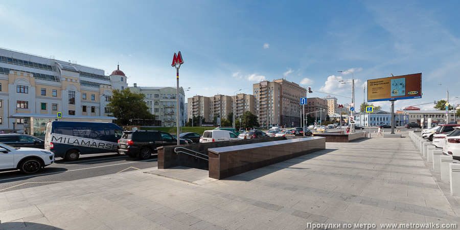 Станция Таганская (Таганско-Краснопресненская линия, Москва). Общий вид окрестностей станции. Улица Большие Каменщики, на заднем плане — фрагмент Таганской площади.