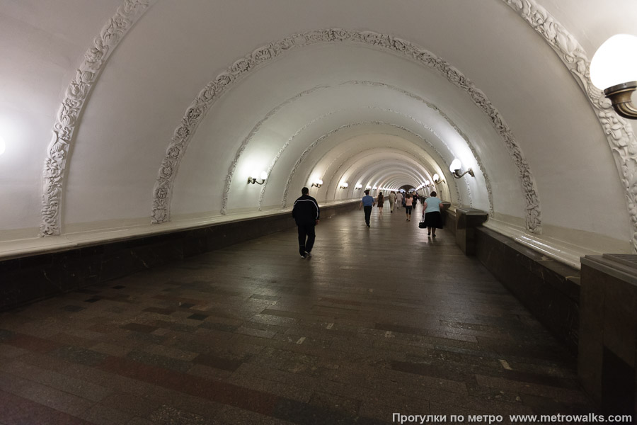 Станция Театральная (Замоскворецкая линия, Москва). Длинный коридор перехода на станцию Охотный ряд Сокольнической линии.