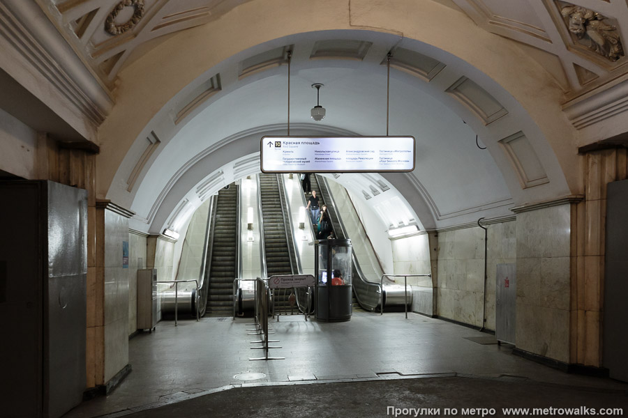 Станция Театральная (Замоскворецкая линия, Москва). Выход в город, эскалаторы начинаются прямо с уровня платформы. Это юго-восточный выход в вестибюль на площади Революции. Выход к Театральной площади аналогичен.