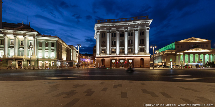 Станция Театральная (Замоскворецкая линия, Москва). Общий вид окрестностей станции. Слева — улица Охотный ряд, справа — Театральная площадь и Большой театр.