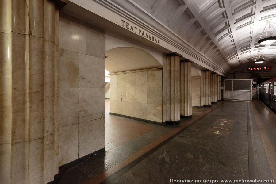 Станция Театральная (Замоскворецкая линия, Москва). Дальняя часть бокового зала станции. Сюда примыкает переход со станции Охотный Ряд Сокольнической линии. 14 июня 2025. Станция Театральная (Замоскворецкая линия, Москва). Дальняя часть бокового зала станции. Сюда примыкает переход со станции Охотный Ряд Сокольнической линии.