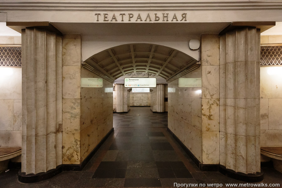Станция Театральная (Замоскворецкая линия, Москва). Сквозной вид с края платформы через два прохода между пилонами. 14 июня 2025. Станция Театральная (Замоскворецкая линия, Москва). Сквозной вид с края платформы через два прохода между пилонами.
