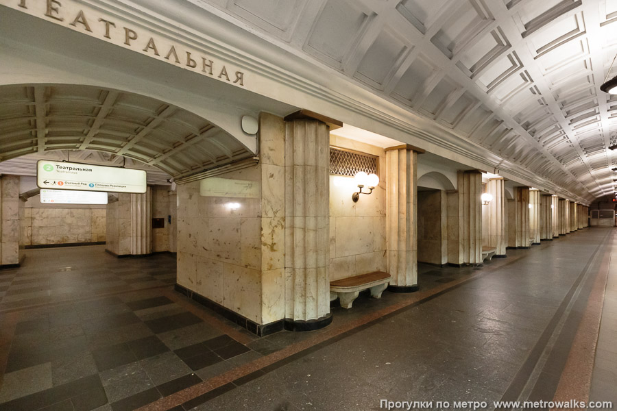 Станция Театральная (Замоскворецкая линия, Москва). Вид на пилоны со стороны края платформы. 14 июня 2025. Станция Театральная (Замоскворецкая линия, Москва). Вид на пилоны со стороны края платформы.