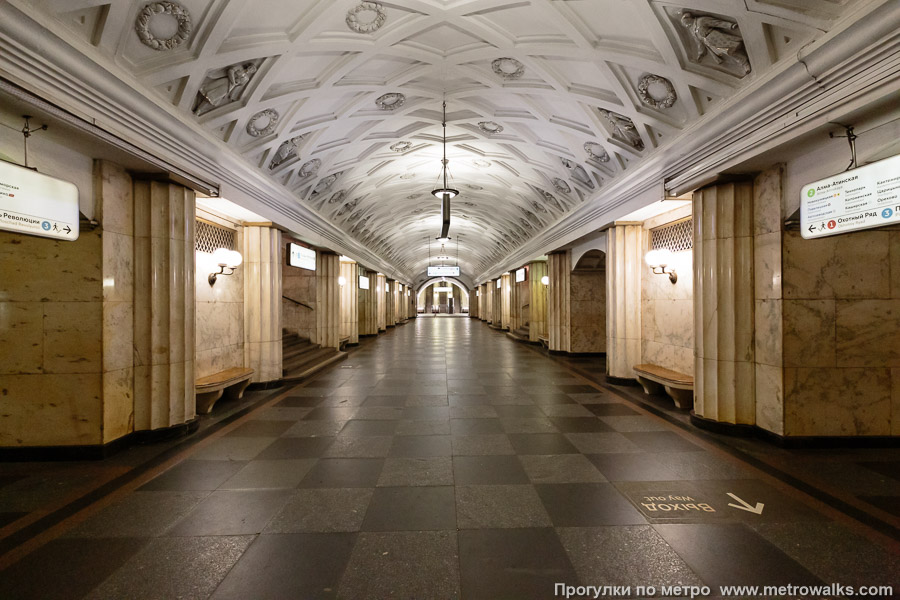 Станция Театральная (Замоскворецкая линия, Москва). Продольный вид центрального зала. 14 июня 2025. Станция Театральная (Замоскворецкая линия, Москва). Продольный вид центрального зала.
