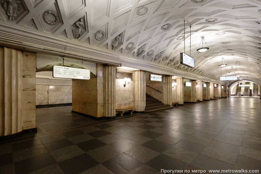 Станция Театральная (Замоскворецкая линия, Москва). Вид по диагонали. 14 июня 2025. Станция Театральная (Замоскворецкая линия, Москва). Вид по диагонали.