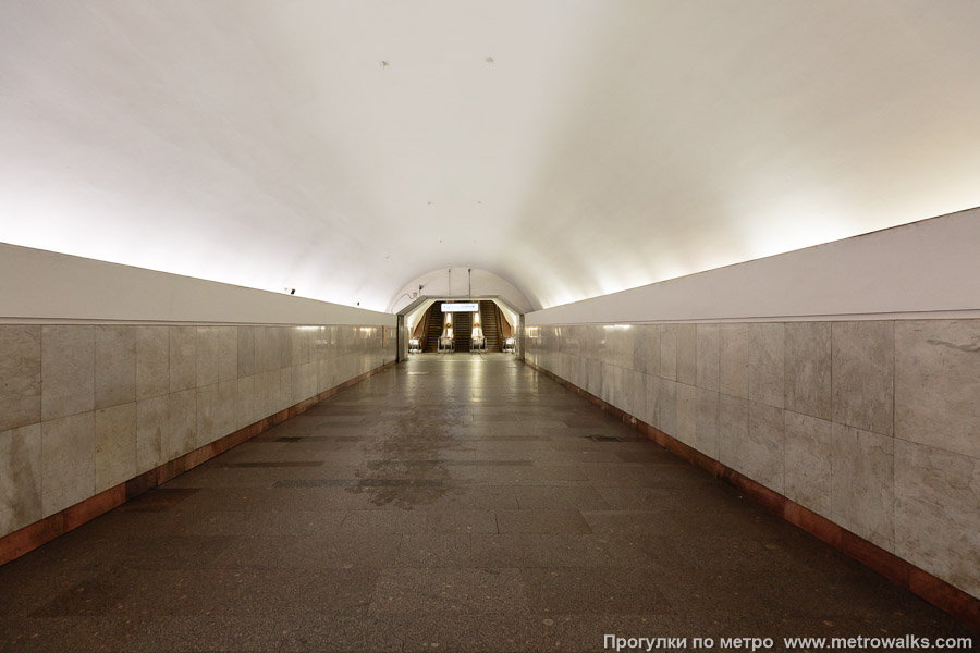Станция Театральная (Замоскворецкая линия, Москва). В начале перехода у эскалаторов с Театральной на Площадь Революции Арбатско-Покровской линии. 14 июня 2025. Станция Театральная (Замоскворецкая линия, Москва). В начале перехода у эскалаторов с Театральной на Площадь Революции Арбатско-Покровской линии.