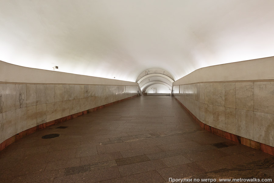 Станция Театральная (Замоскворецкая линия, Москва). Продолжение перехода, проход от эскалаторов к выходу на станцию Площадь Революции. 14 июня 2025. Станция Театральная (Замоскворецкая линия, Москва). Продолжение перехода, проход от эскалаторов к выходу на станцию Площадь Революции.