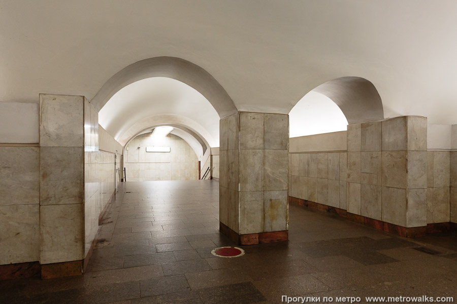 Станция Театральная (Замоскворецкая линия, Москва). Спуск из перехода с Театральной в аванзал станции Площадь Революции. 14 июня 2025. Станция Театральная (Замоскворецкая линия, Москва). Спуск из перехода с Театральной в аванзал станции Площадь Революции.