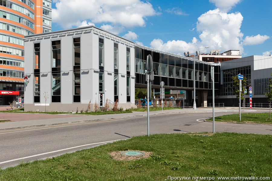 Станция Технопарк (Замоскворецкая линия, Москва). Вход на станцию осуществляется через надземный переход.