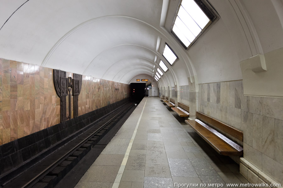 Станция Третьяковская (Калужско-Рижская линия, Москва). Дальняя часть бокового зала станции.