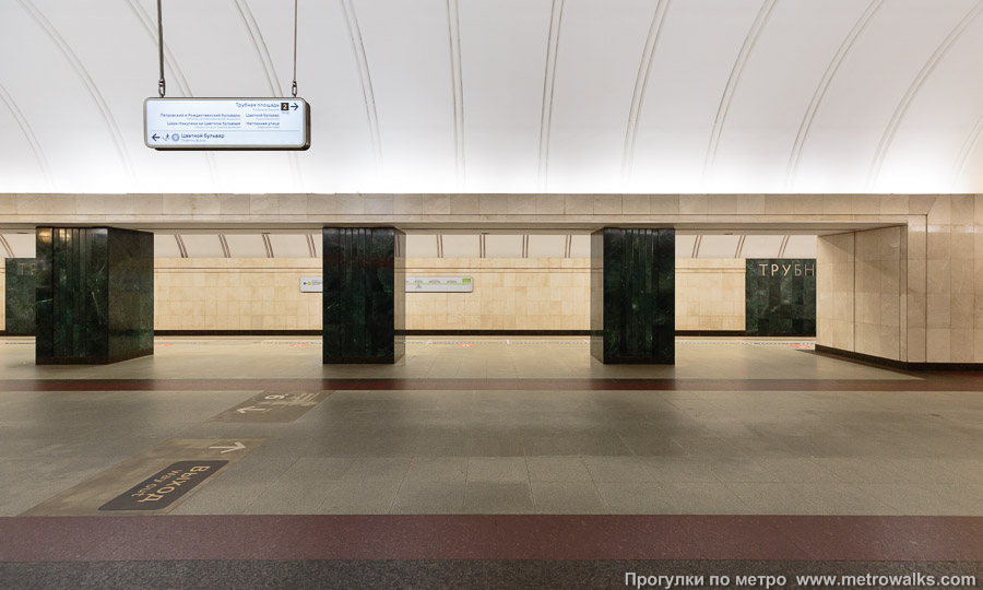 Станция Трубная (Люблинско-Дмитровская линия, Москва). Поперечный вид, проходы между колоннами из центрального зала на платформу.