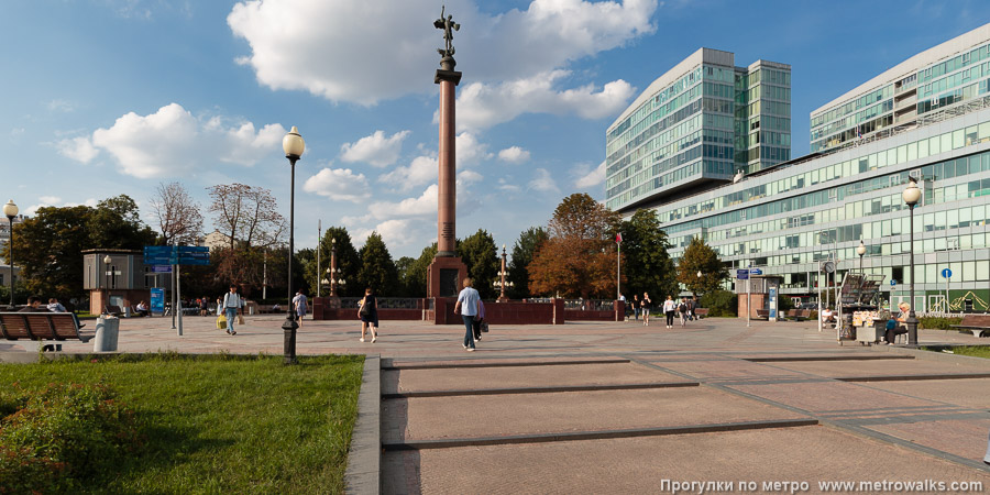 Станция Трубная (Люблинско-Дмитровская линия, Москва). Общий вид окрестностей станции. Сквер у Трубной площади на пересечении Цветного бульвара с Бульварным кольцом.