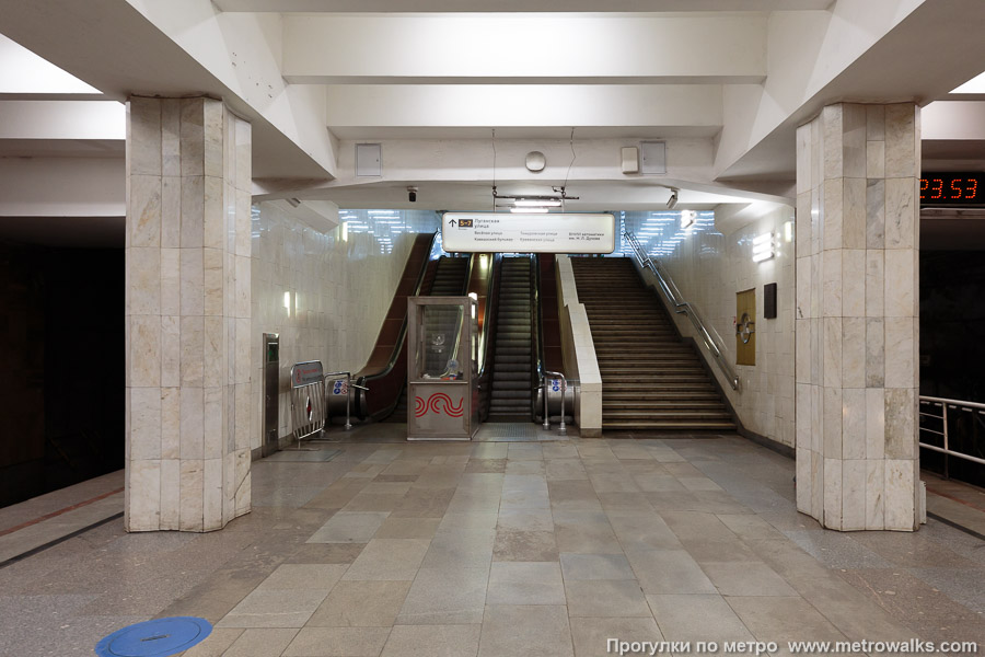 Станция Царицыно (Замоскворецкая линия, Москва). Выход в город, эскалаторы начинаются прямо с уровня платформы. Северный выход № 5 – 7 на Луганскую улицу (южный выход аналогичен).