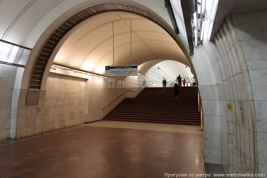 Станция Цветной бульвар (Серпуховско-Тимирязевская линия, Москва). В торце, противоположном от выхода — переход на станцию Трубную Люблинско-Дмитровской линии.