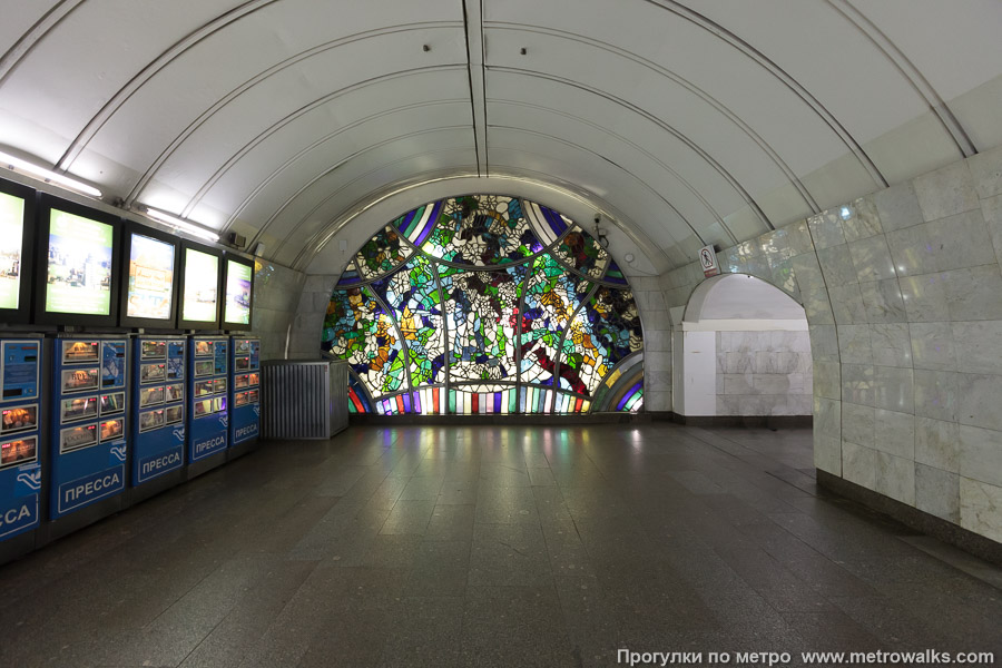 Станция Цветной бульвар (Серпуховско-Тимирязевская линия, Москва). Переходный коридор к эскалаторам.