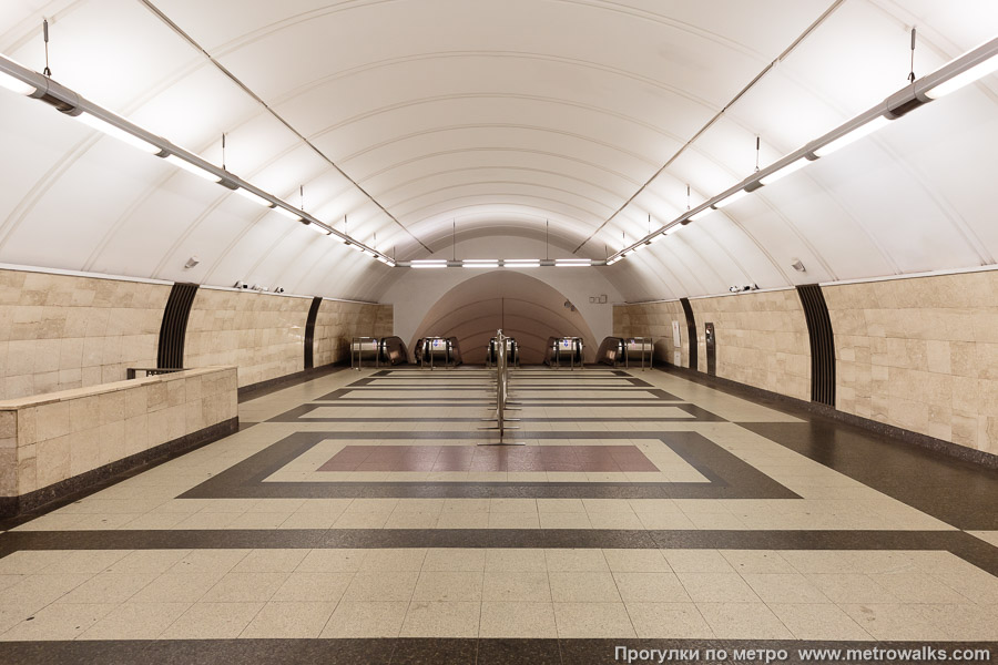 Станция Цветной бульвар (Серпуховско-Тимирязевская линия, Москва). Переход, общий вид. Эскалаторы перехода на Трубную (она находится глубже, чем Цветной бульвар).