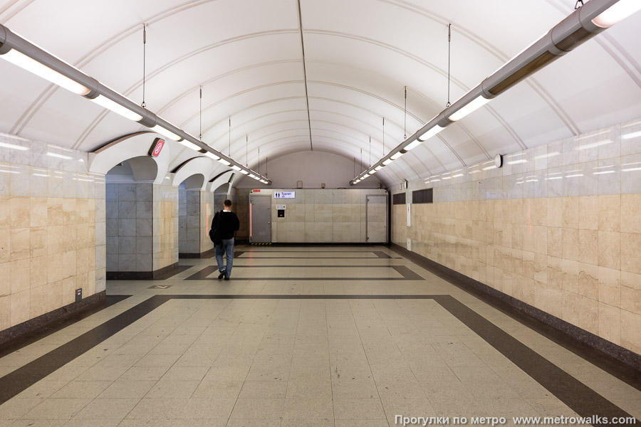 Станция Цветной бульвар (Серпуховско-Тимирязевская линия, Москва). Переход, общий вид.