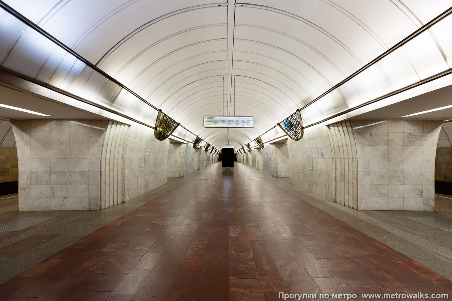 Станция Цветной бульвар (Серпуховско-Тимирязевская линия, Москва). Продольный вид центрального зала.
