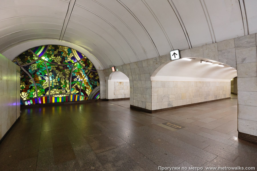 Станция Цветной бульвар (Серпуховско-Тимирязевская линия, Москва). Переходный коридор к эскалаторам.