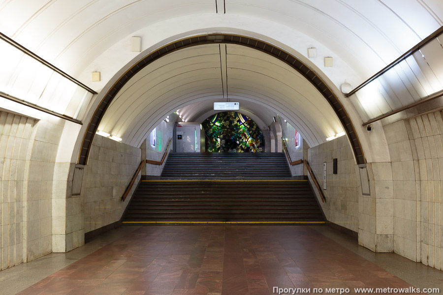 Станция Цветной бульвар (Серпуховско-Тимирязевская линия, Москва). Выход в город, лестница из центрального зала станции в переходный коридор к эскалаторам. К сожалению, перспектива цветного витража перекрыта недавно установленным туалетом.